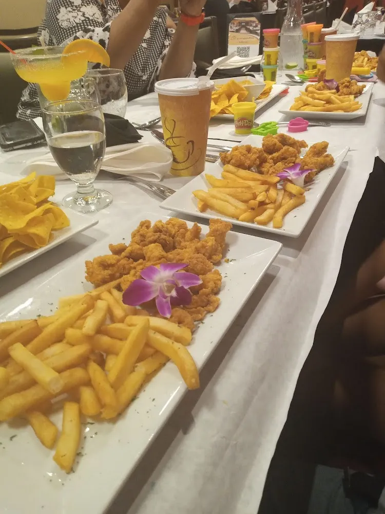 Chincharro de Pollo Sin Hueso Con Papas Fritas